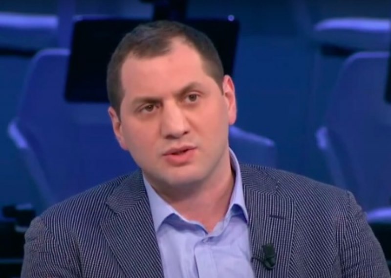 უკრაინის რეფორმების კომიტეტის ექსპერტი გიორგი ცხაკაია აცხადებს, რომ სააკაშვილმა კოლექტივი სამი დღის წინ შეკრიბა და საქართველოში გამგზავრების შესახებ უთხრა 