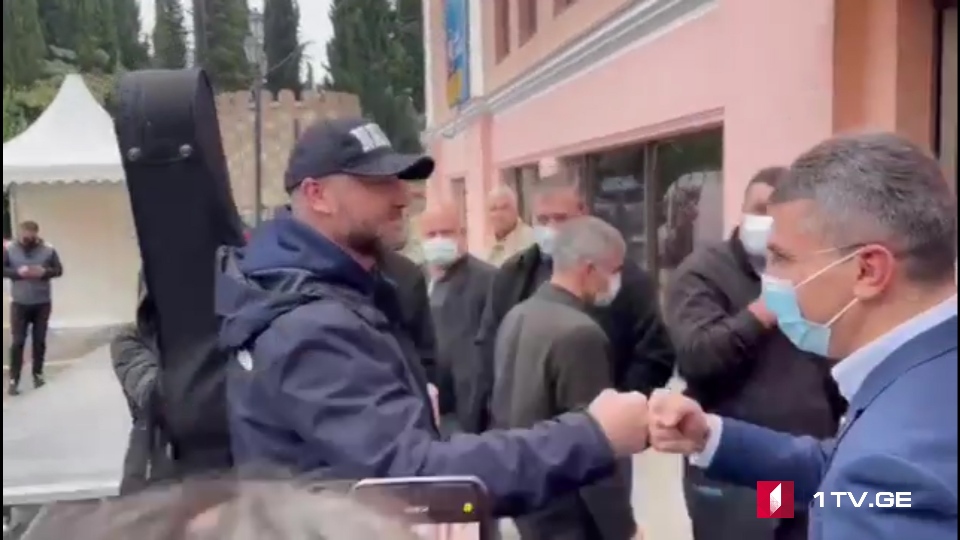 ზურაბ ჯაფარიძე „ქართული ოცნების“ ოფისთან - 19:00 საათზე მოვალ და „საუნდჩექს“ შევამოწმებ [ვიდეო]
