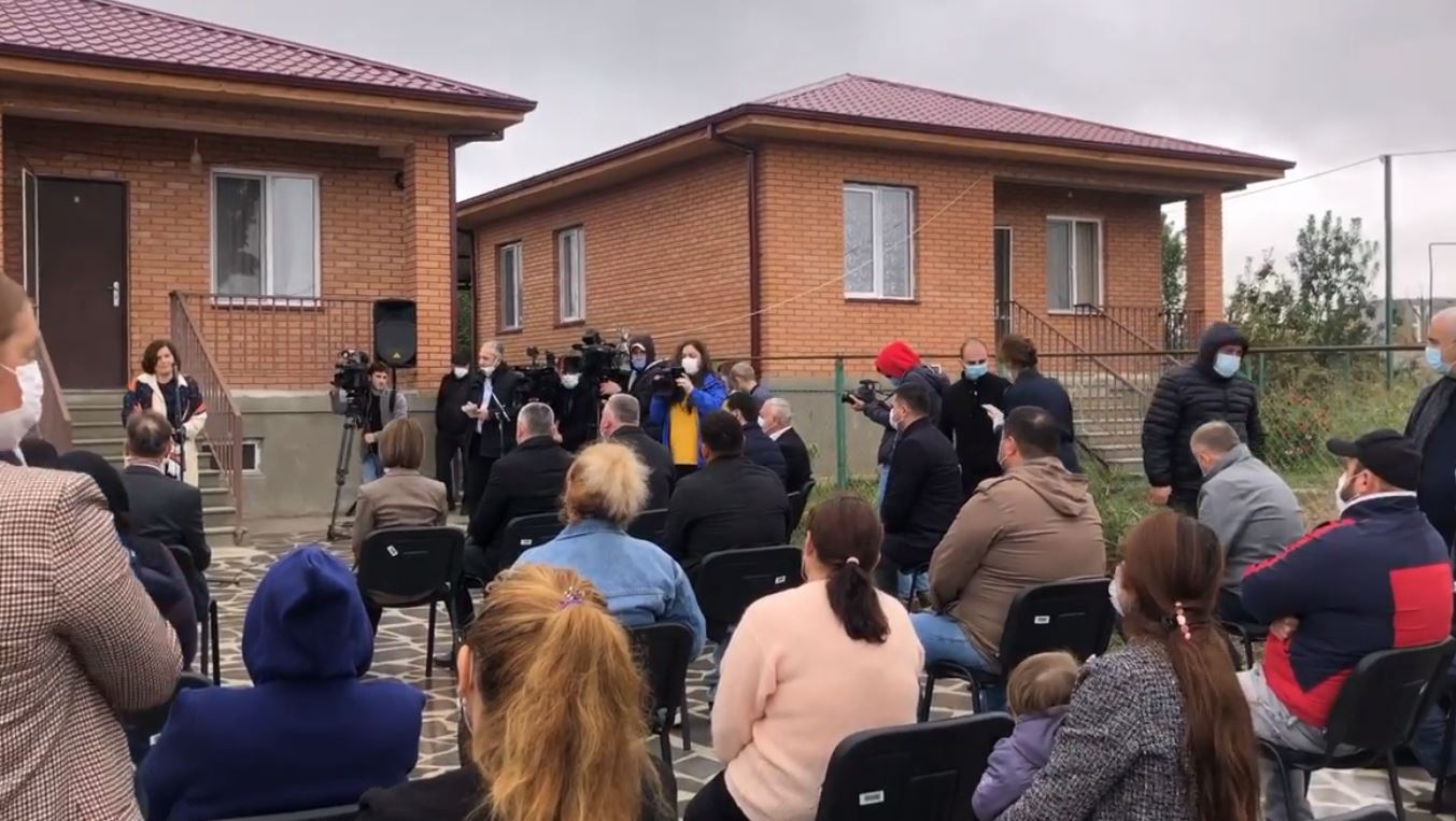 მარნეულში დევნილი ოჯახებისთვის სოფლის ტიპის დასახლება აშენდა