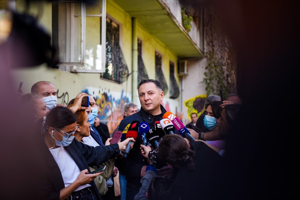 ვახტანგ გომელაური აცხადებს, რომ ბათუმში კორპუსის ჩამონგრევის შედეგად ნანგრევებში დაახლოებით 10-15 ადამიანია მოყოლილი