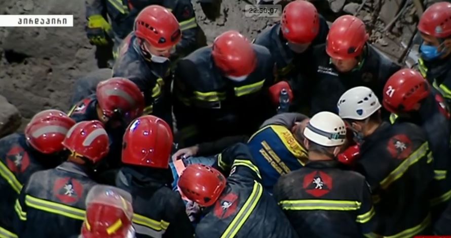 В Батуми спасатели извлекли из-под завала мужчину (видео)