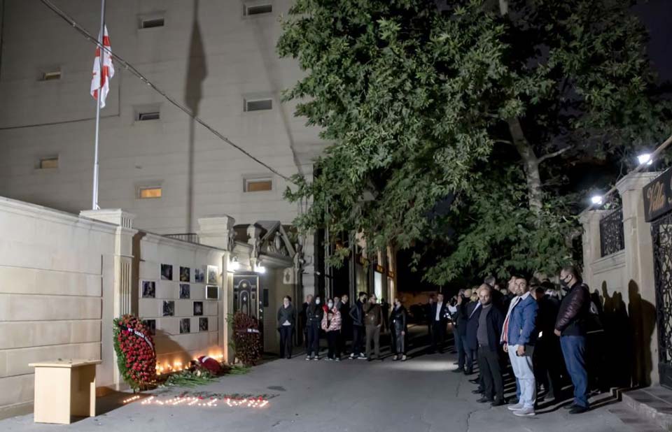 Azərbaycanda, Gürcüstan Səfirliyi binasında dövlət bayrağı endirildi