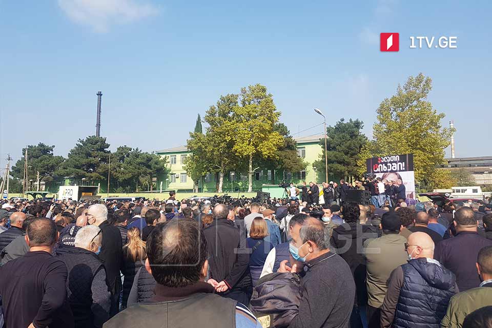 “Milli Hərəkatın” hakimiyyətdə olduğu dövrü zərərçəkənlər Rustavinin 12 saylı cəzaçəkmə müəssisəsi qarşısında Saakaşviliyə qarşı etiraz aksiyası keçirirlər