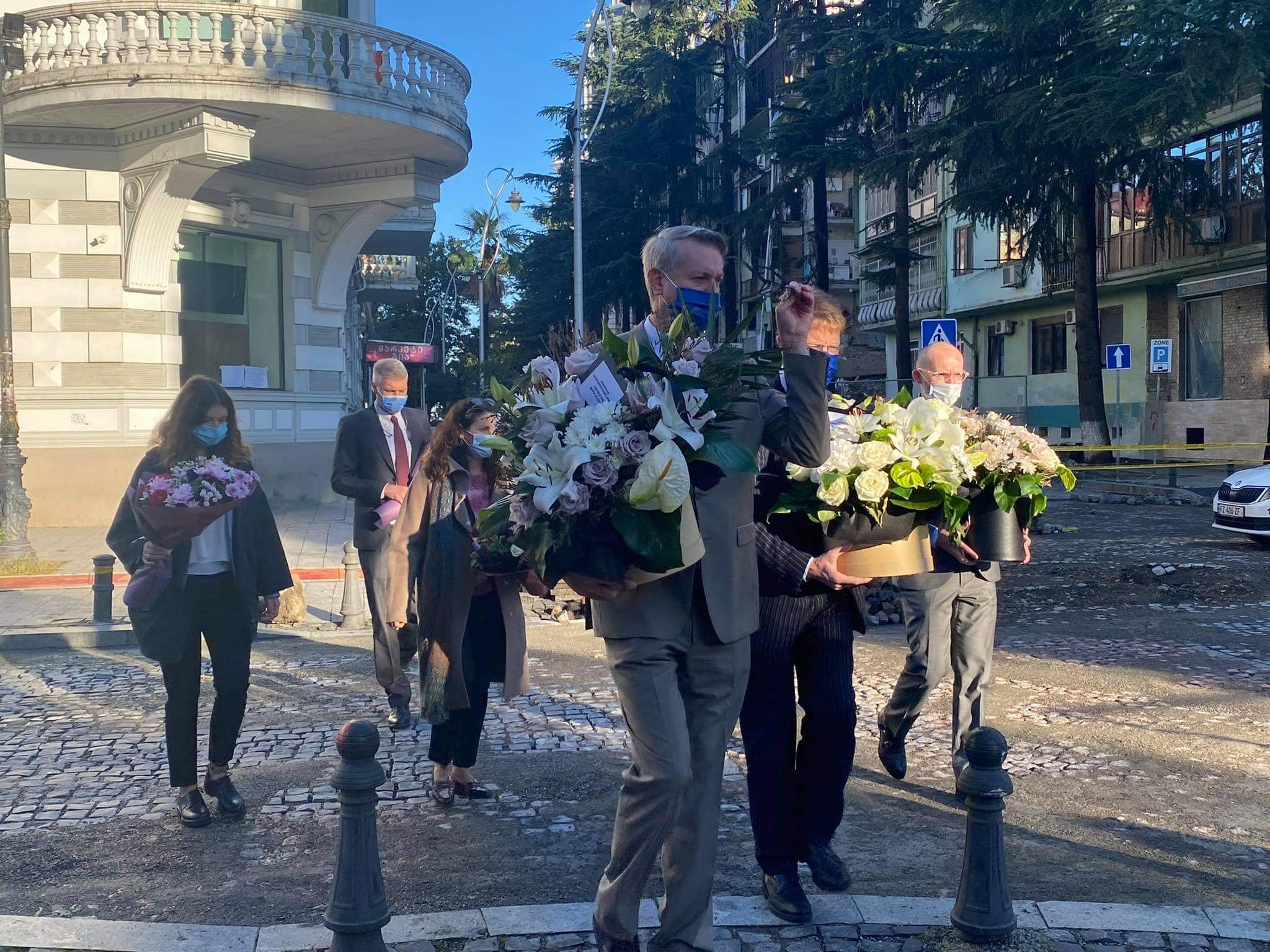ლორენს მერედიტმა და კარლ ჰარცელმა ბათუმში კორპუსის ჩამონგრევის შედეგად დაღუპულთა ხსოვნას პატივი მიაგეს