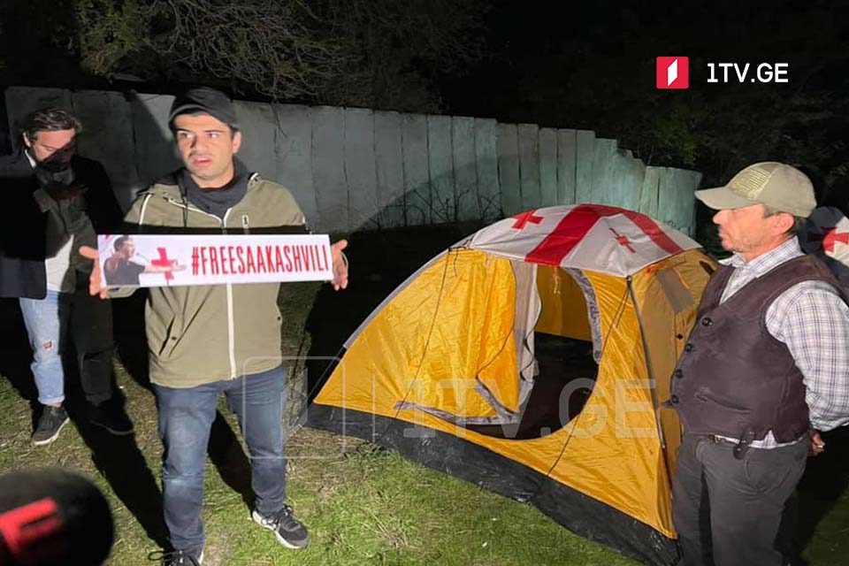Mixeil Saakaşvilinin azad olunması tələbə ilə, bir neçə nəfər Rustavinin 12 saylı cəzaçəkmə müəssisəsi yanında çadır açdı