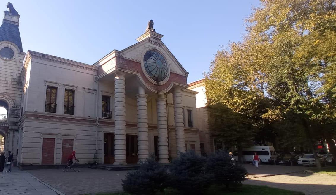 ქუთაისის ოპერის სამხატვრო ხელმძღვანელმა პაატა ბურჭულაძის ბრალდებას უპასუხა - ბედნიერი ვიქნები, თუ იმღერებს ჩემს თეატრში, თუმცა პოლიტიკოს პაატა ბურჭულაძეს არ შევხვდებოდი
