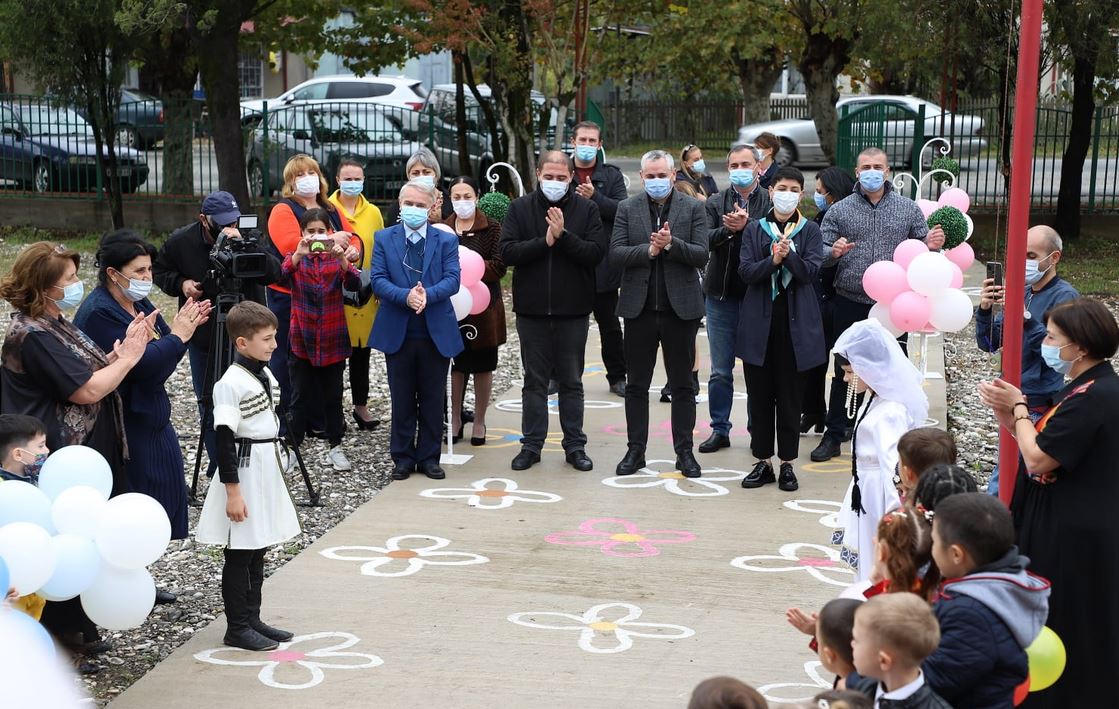 ფოთსა და სენაკში, დევნილთა დასახლებების მიმდებარე ტერიტორიაზე საბავშვო ბაღები აშენდა