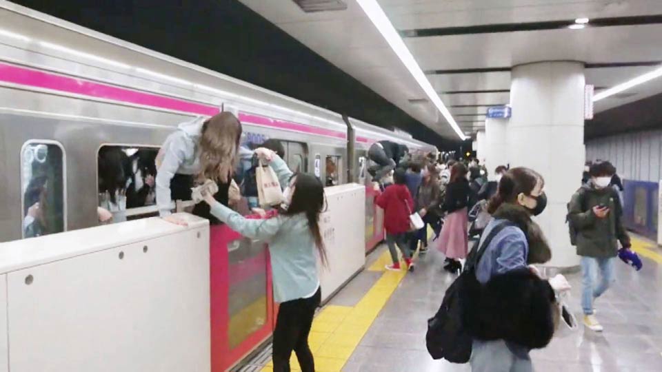 ტოკიოში დანით შეიარაღებული მამაკაცი მატარებელში მგზავრებს თავს დაესხა