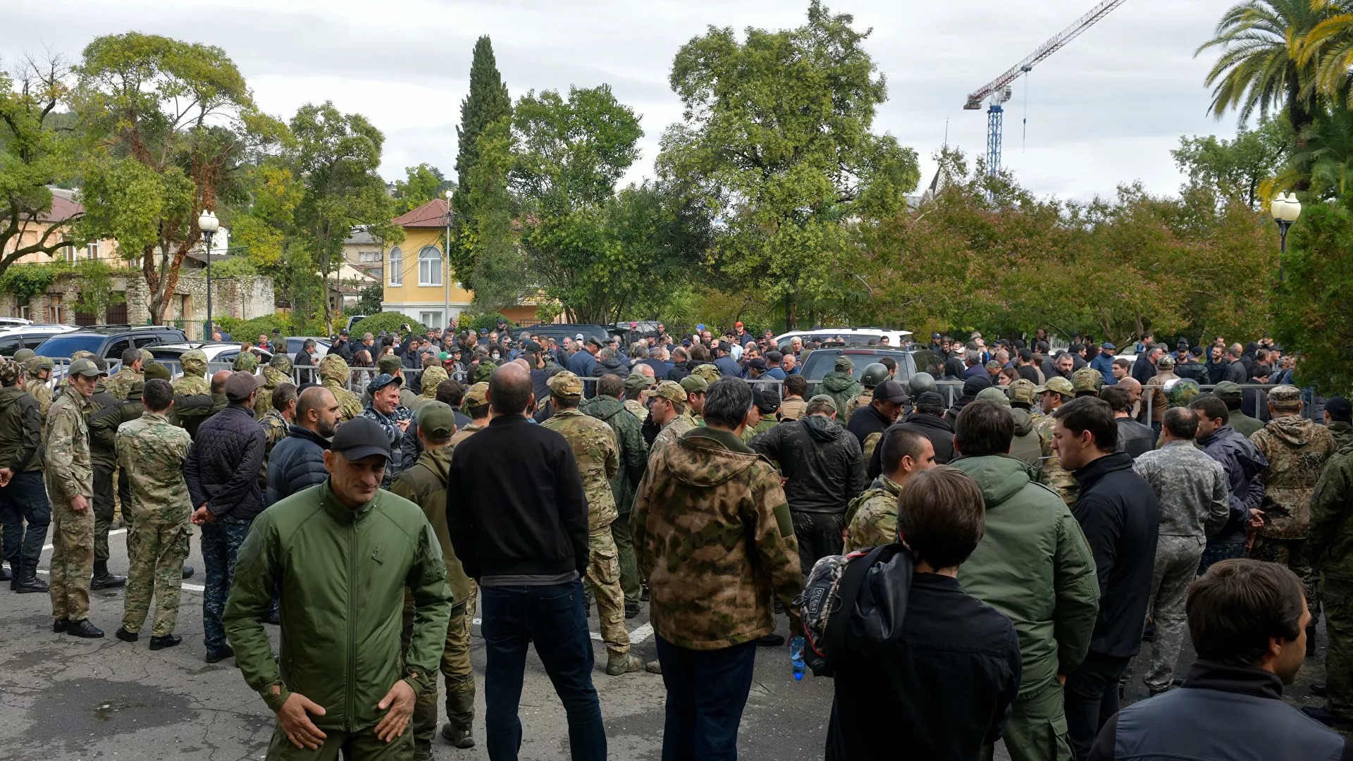 სოხუმში მიმდინარე აქციაზე საოკუპაციო რეჟიმის ე.წ. შინაგან საქმეთა მინისტრის, დიმიტრი დბარის გადადგომას ითხოვენ