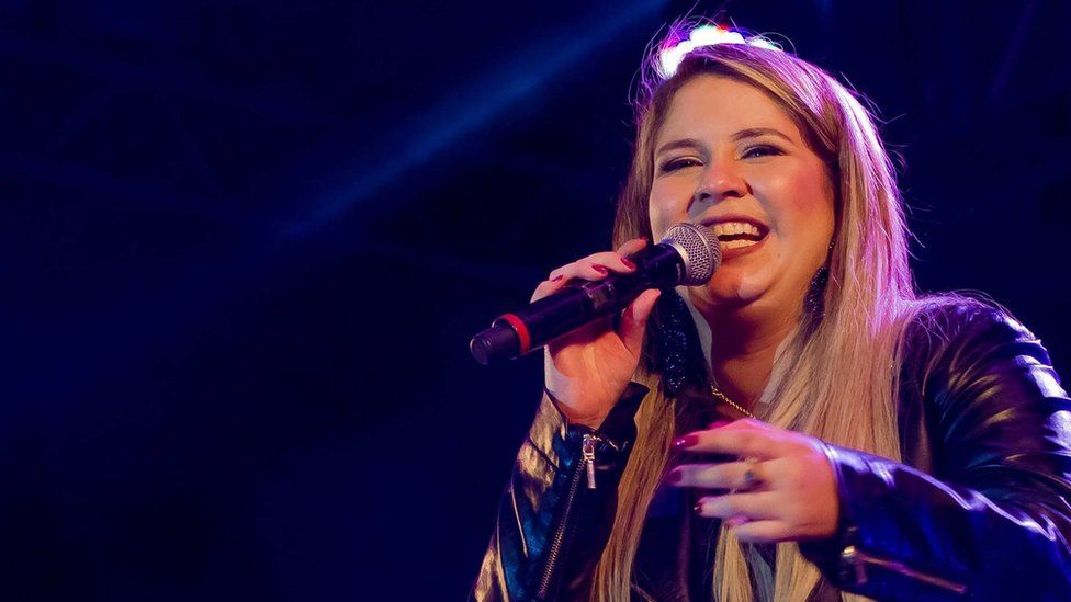 ავიაკატასტროფის შედეგად ბრაზილიაში ცნობილი მომღერალი მარილია მენდონსა დაიღუპა