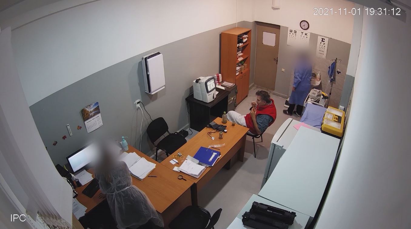 Пенитенциарная служба распространяет видео кадры, на которых, по ее информации, видно, как Михаил Саакашвили принимает пищу