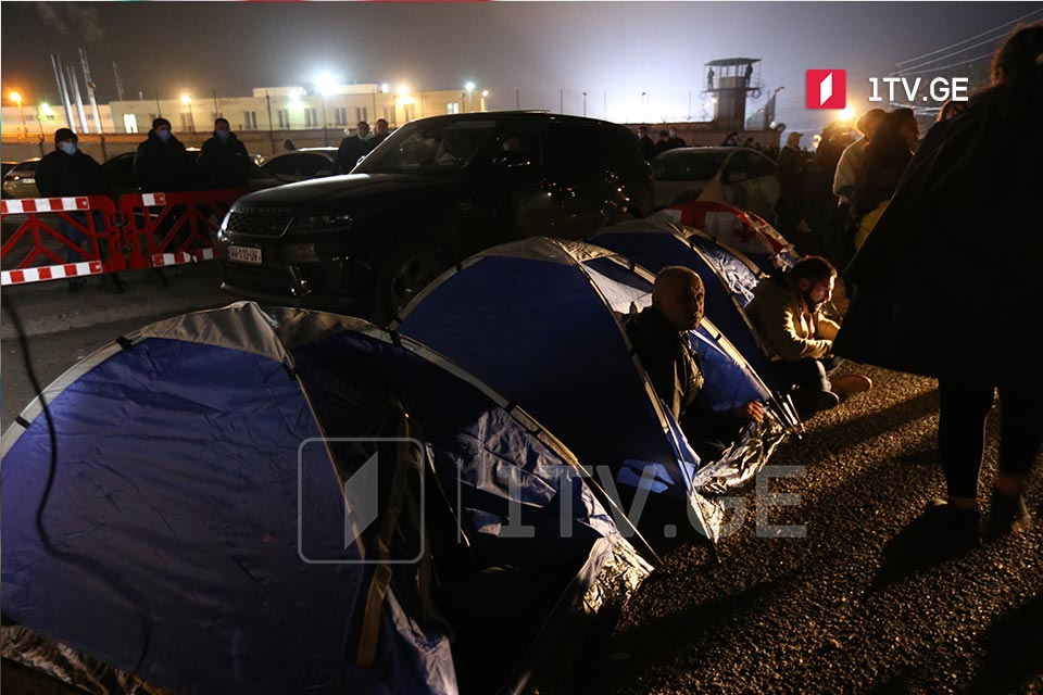 Протестующие установили палатки возле тюрьмы, где содержится Саакашвили