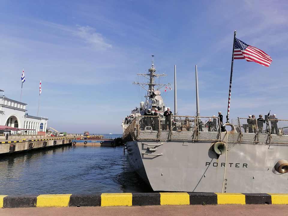 Корабли ВМС США Mount Whitney и Porter вошли в порт Батуми
