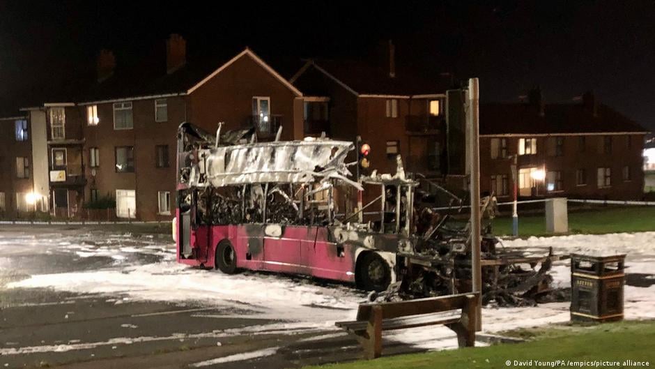 ჩრდილოეთ ირლანდიაში სამგზავრო ავტობუსი გაიტაცეს და ცეცხლი წაუკიდეს