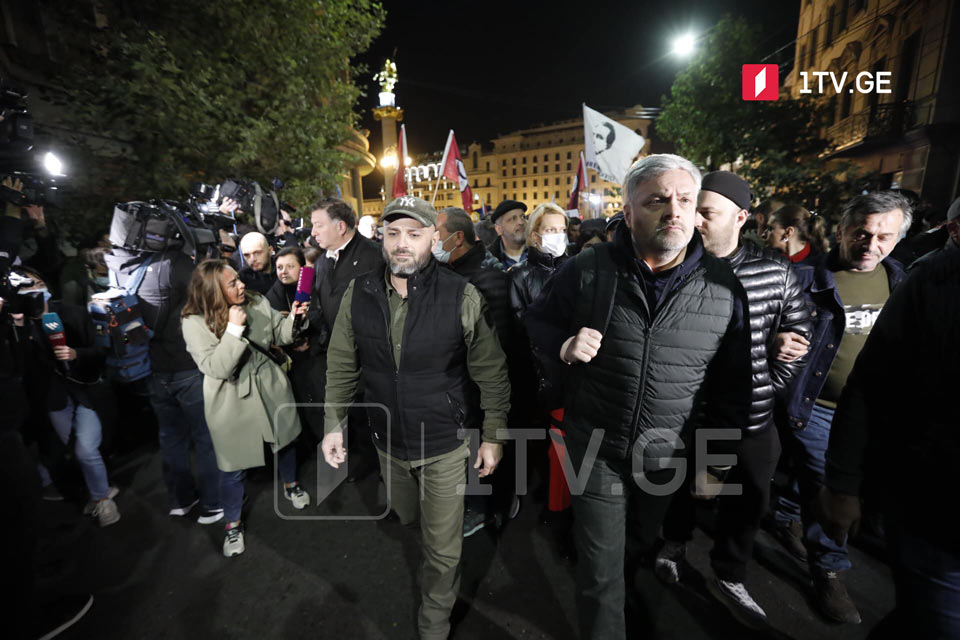 აქციის მონაწილეები მთავრობის ადმინისტრაციისკენ მიემართებიან, ხვალ კი აქციას იუსტიციის სამინისტროსთან გეგმავენ