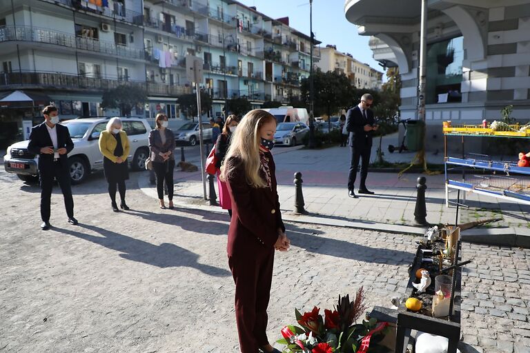 Kelli Deqnan Amerika xalqı adından Batumidə binanın uçması nəticəsində həlak olanların xatirəsini ehtiramla yad edib