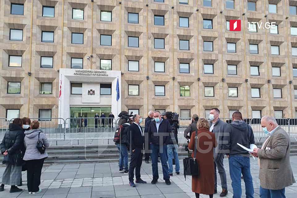 ექიმთა ჯგუფმა მთავრობის ადმინისტრაციის შენობასთან სააკაშვილის სამოქალაქო კლინიკაში გადაყვანის მოთხოვნით აქცია გამართა