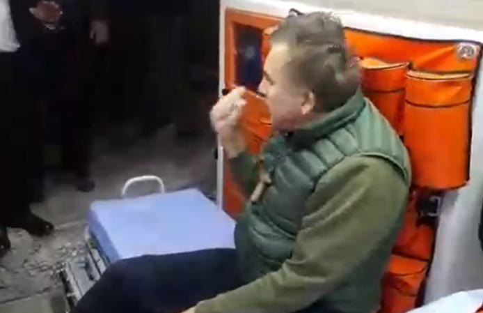 სპეციალური პენიტენციური სამსახური მიხეილ სააკაშვილის მე-18 დაწესებულებაში ტრანსპორტირების ვიდეოკადრებს ავრცელებს