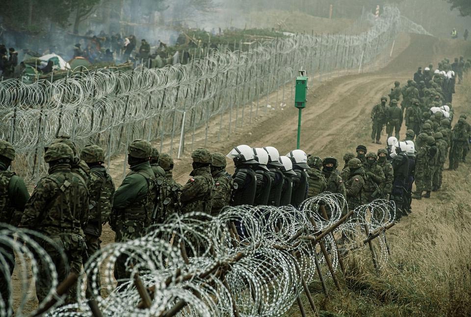 Reuters - Около 50 мигрантов прорвали границу Беларуси и проникли на территорию Польши
