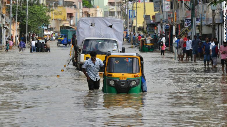 ინდოეთის სამხრეთით ძლიერი წვიმით გამოწვეულ წყალდიდობას სულ მცირე 35 ადამიანი ემსხვერპლა