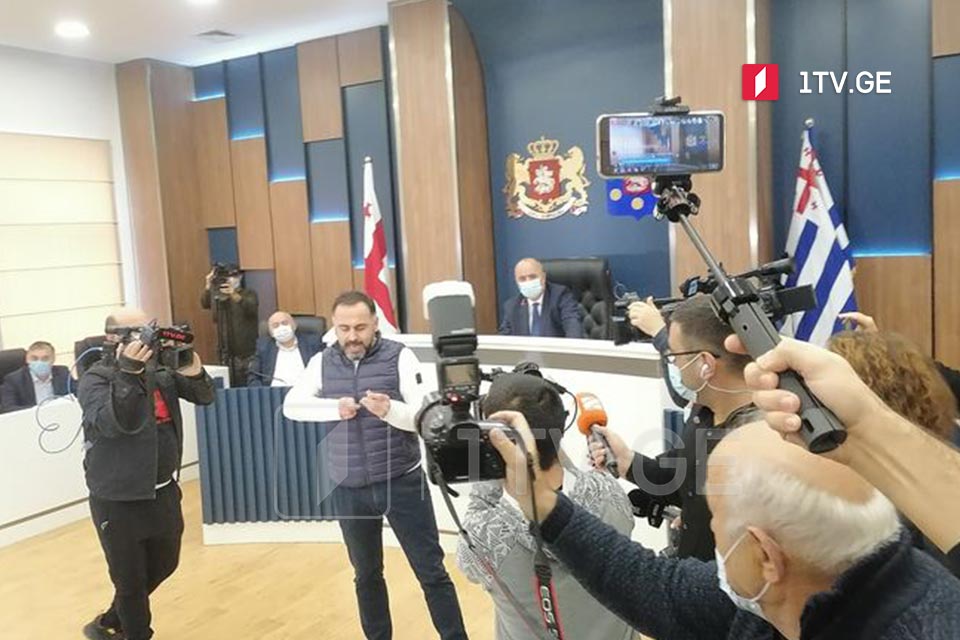 ბათუმის საკრებულოში „ნაციონალური მოძრაობის“ წევრებმა გაურკვეველი სითხე დაასხეს, რის გამოც სხდომა შეწყდა [ვიდეო]
