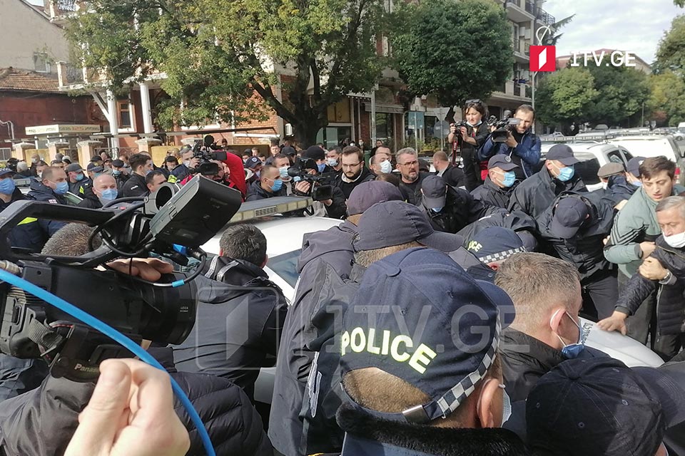 Полиция удалила с акции перед сакребуло Батуми несколько человек