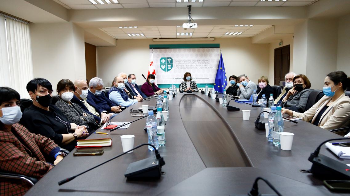 ეკატერინე ტიკარაძე სისხლის ბანკების წარმომადგენლებს შეხვდა