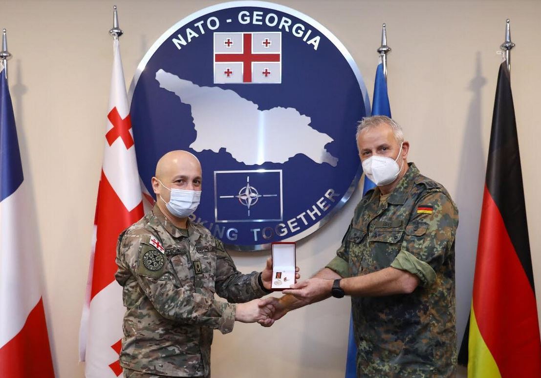 თავდაცვის ძალების მეთაურის მოადგილემ გერმანელი ექსპერტი დააჯილდოვა