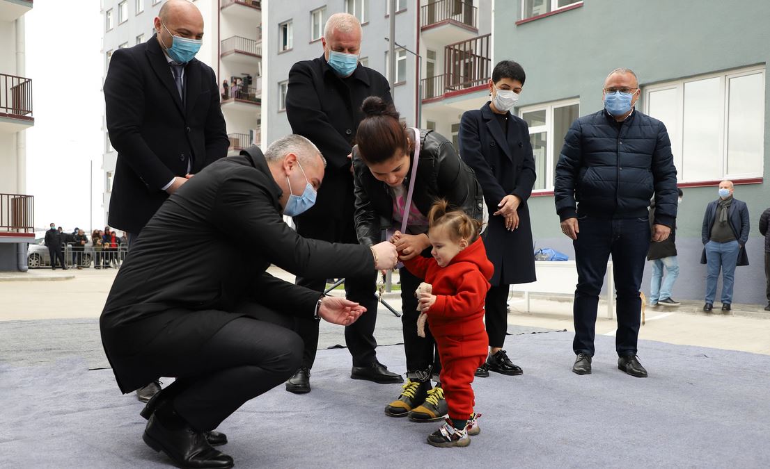 ზუგდიდში 600 დევნილ ოჯახს ბინა გადაეცა