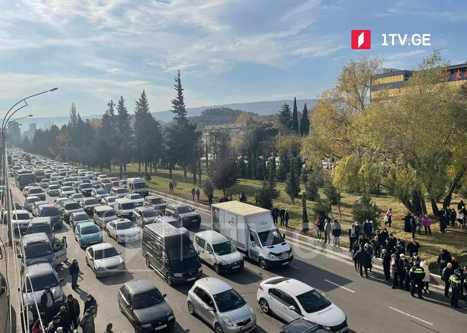 აღმაშენებლის ხეივანზე საავტომობილო მოძრაობა აღდგენილია [ფოტო, ვიდეო]