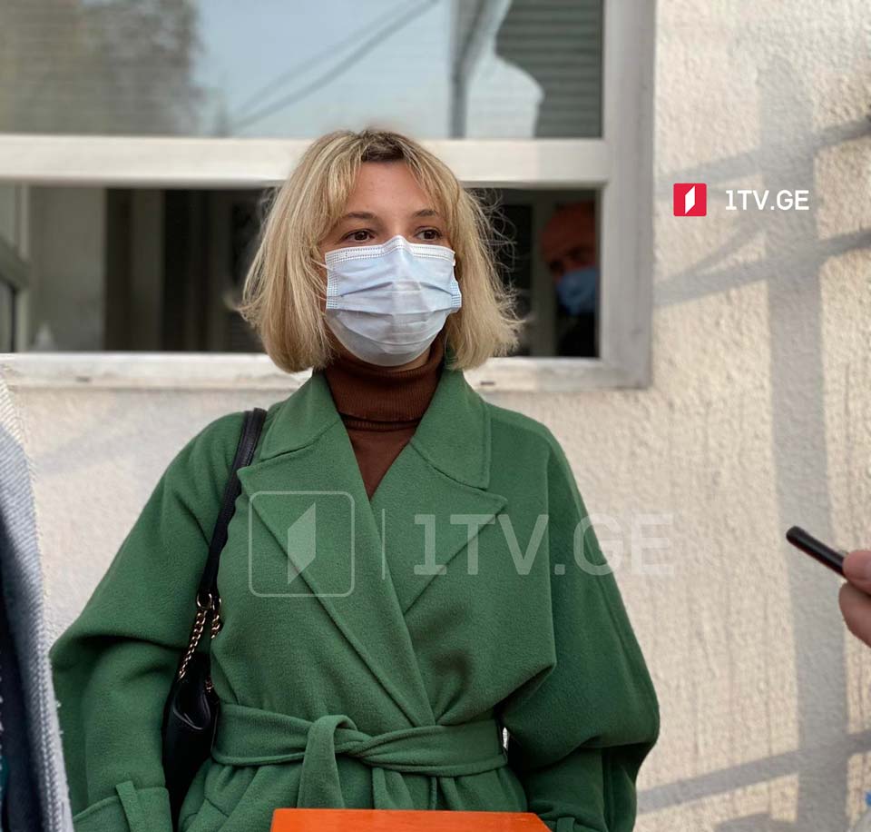 Xalq Müdafiəçisi onun yanında mövcud olan həkimlər qrupu ilə birlikdə Mixeil Saakaşvilini yoxlamaq üçün Qori Hospitalındandır