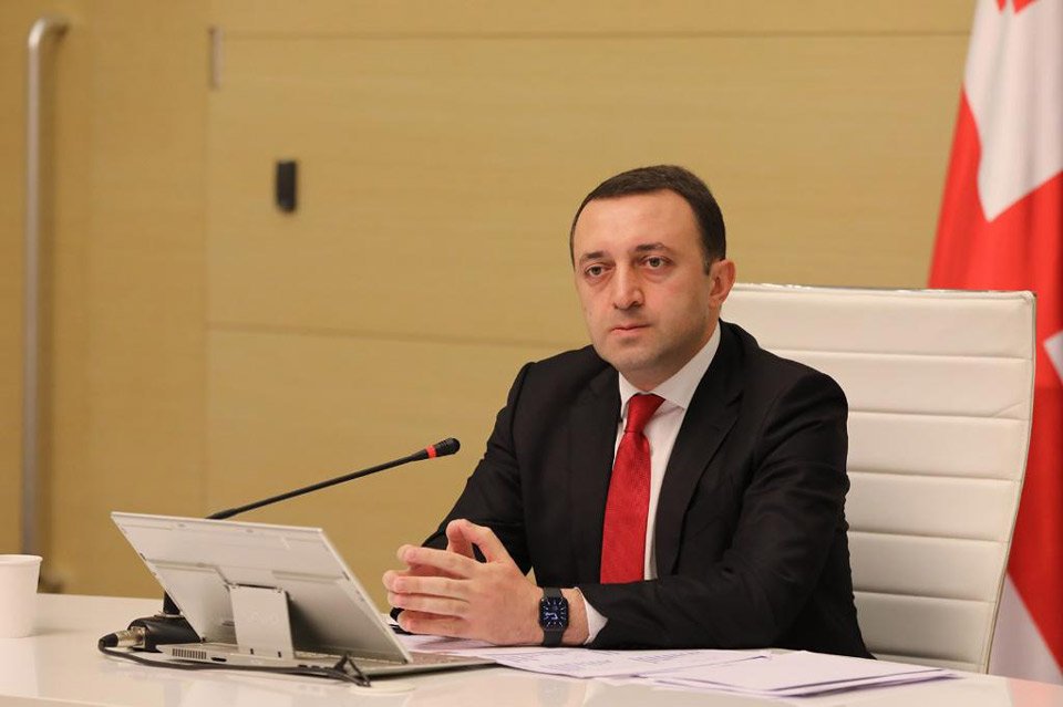 İrakli Ğaribaşvili – dövlət qulluqçularını peşə günü münasibəti ilə təbrik edirəm, biz artıq onların maaşlarını 2022-ci ildən 10 faiz artırmaq qərarını qəbul etdik, bu birdəfəlik deyil, növbəti illərin tendensiyası olacaq