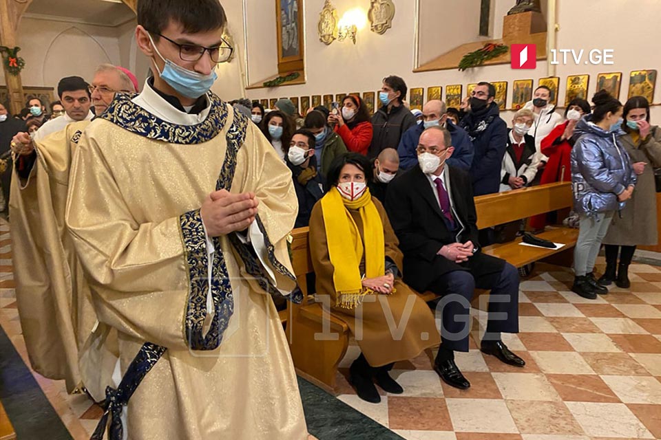 სალომე ზურაბიშვილი ღვთისმშობლის ზეცად აღყვანების კათოლიკე ეკლესიის საკათედრო ტაძარში სადღესასწაულო ლიტურგიას ესწრება