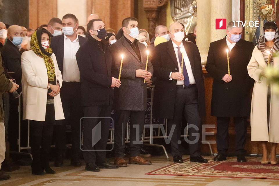 Baş nazir, prezident, Parlamentin sədri, icraedici və qanunverici orqanları nümayəndələri Sameba Məbədində Milad Bayramı ibadətində iştirak etdilər