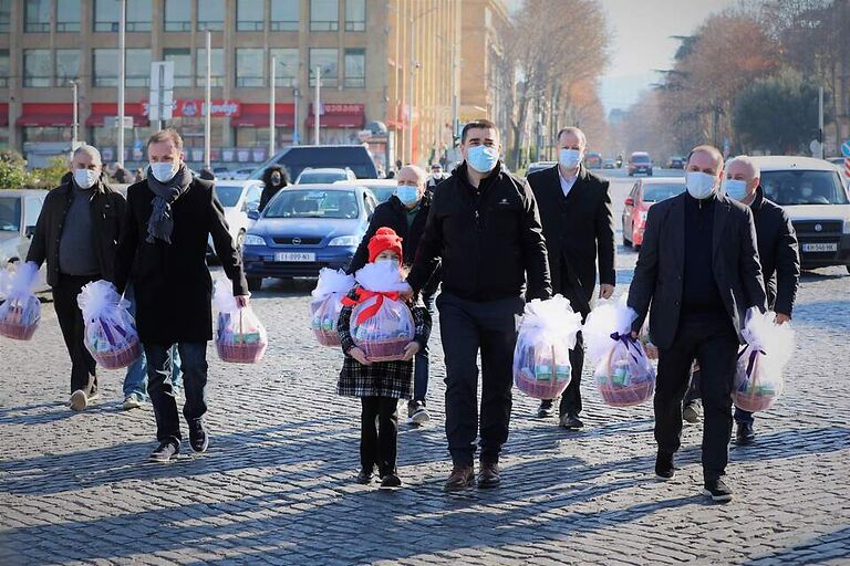 Parlamentin sədri və deputatlar Alilo iştirakçılarına Milad hədiyyəsini verdilər