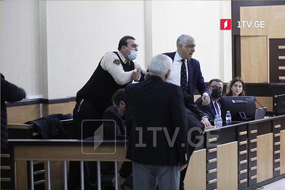 მამუკა ხაზარაძე მოსამართლემ სხდომათა დარბაზიდან გააძევა [ვიდეო]