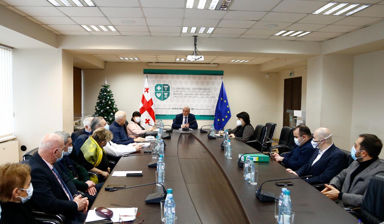 ზურაბ აზარაშვილი კლინიკების წარმომადგენლებსა და ჯანდაცვის ექსპერტებს შეხვდა
