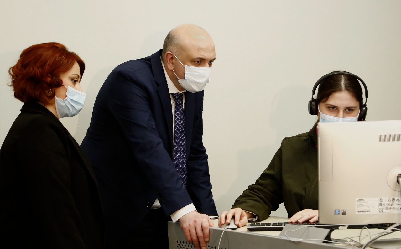 ზურაბ აზარაშვილი „ცენტრალური ონლაინ კლინიკისა“ და ცხელი ხაზის მუშაობას გაეცნო
