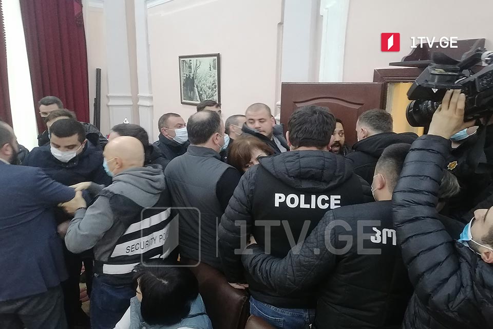 ბათუმის საკრებულოს „ნაციონალური მოძრაობის“ წევრებსა და სამართალდამცველებს შორის მერიის შენობაში ფიზიკური დაპირისპირება მოხდა