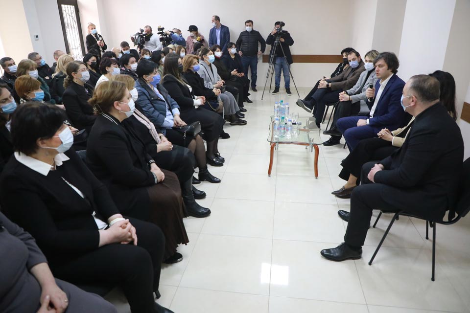 İrakli Kobaxidze Parlament çoxluğunun üzvləri ilə birlikdə, Şida Kartlidə “Gürcü Arzusunun” yerli təşkilatlarının qadın üzvləri ilə görüşdü