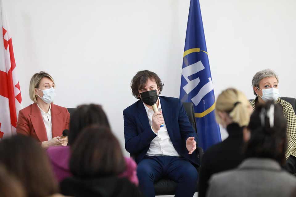 „ქართული ოცნების“ ქალთა ორგანიზაციის დაფუძნებასთან დაკავშირებით ირაკლი კობახიძემ, საპარლამენტო უმრავლესობის წევრებთან ერთად, ქუთაისში შეხვედრა გამართა