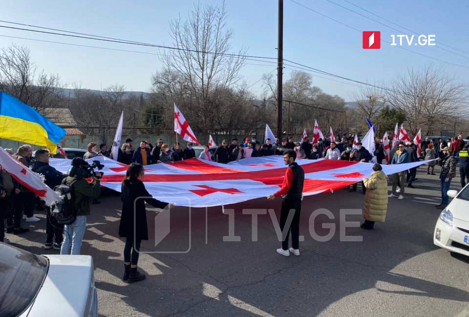 „ნაციონალური მოძრაობის“ წევრებმა და მხარდამჭერებმა რუსთავის ციხესთან აქცია გამართეს