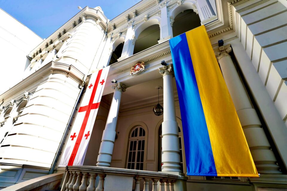ორბელიანების სასახლეზე საქართველოსა და უკრაინის დროშები გადმოფინეს