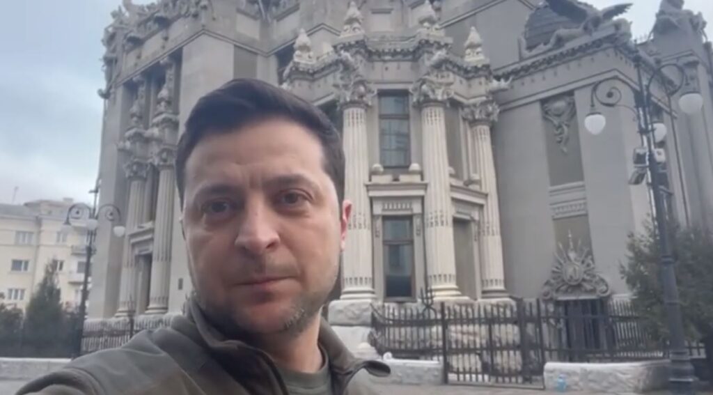Vladimir Zelenski – bir çox məlumat əmələ gəldi, sanki mən qoşunlarımızı silahı yerə qoymağa çağırıram və təxliyə gedir, mən buradayam, heç bir silahı qoymayacağıq, dövlətimizi müdafiə edəcəyik