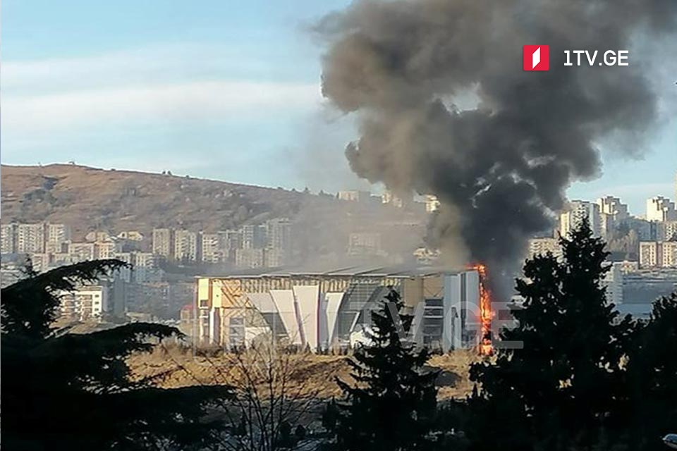 თბილისში, უნივერსიტეტის ქუჩაზე მდებარე სპორტის სასახლის შენობაში ხანძარია [ვიდეო]