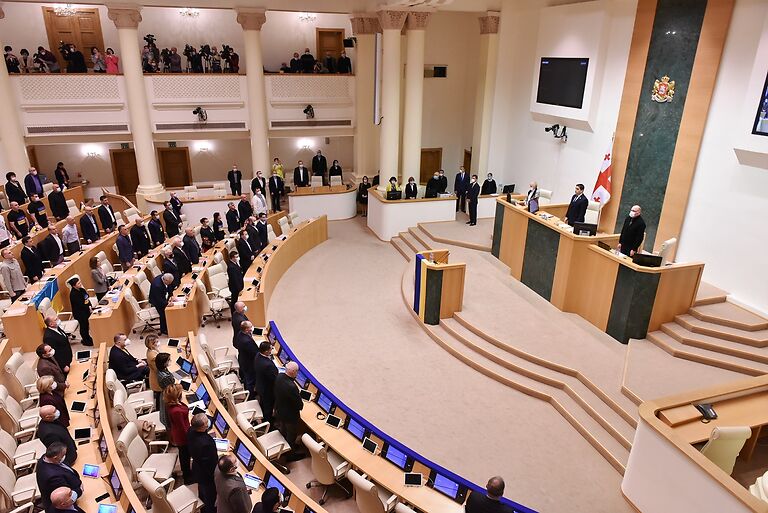 საქართველოს პარლამენტის სხდომაზე, უკრაინის ჰიმნის ფონზე რუსეთის აგრესიის შედეგად დაღუპულთა ხსოვნას წუთიერი დუმილით მიაგეს პატივი [ვიდეო]