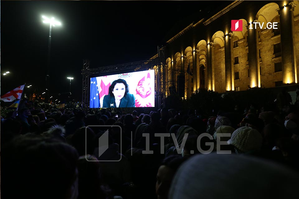 სალომე ზურაბიშვილმა რუსთაველზე მიმდინარე აქციის მონაწილეებს მიმართა - თქვენ ხართ ის ხალხი, რომელიც დღეს წარმოადგენთ საქართველოს ღირსებას, ამისთვის ძალიან დიდი მადლობა