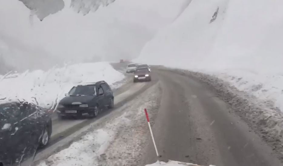 Yollar Departamentinin məlumatına görə, sürətli maqistral və Rikoti hissəsində intensiv qar yağır
