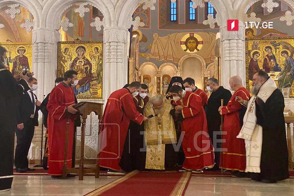 ილია მეორე - ზოგიერთ ქვეყანაში ომია, ვწუხვართ, ვლოცულობთ, ვცდილობთ, არ მივიღოთ მონაწილეობა, ჩვენმა ხალხმა შეაგროვა სურსათი, ჩასაცმელი ხალხის დასახმარებლად, მაგრამ ეს ცოტაა, ჩვენ კიდევ ვეცდებით