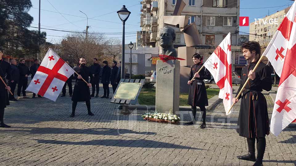 რუსთავში ჟიული შარტავას ძეგლი ყვავილებით შეამკეს
